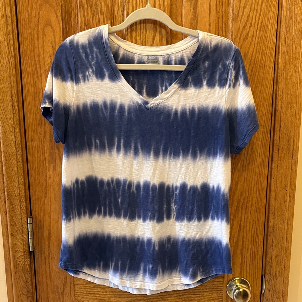 Old Navy Blue and White V-Neck Tie-Dye Short Sleeve Tee